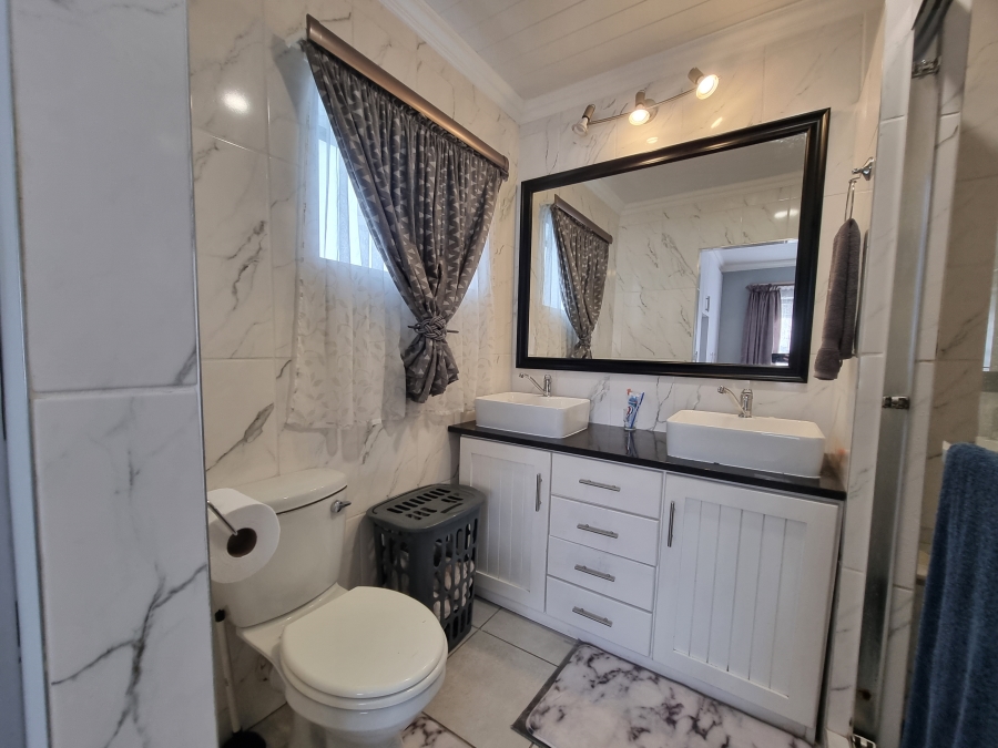 6 Bedroom Property for Sale in Dana Bay Western Cape